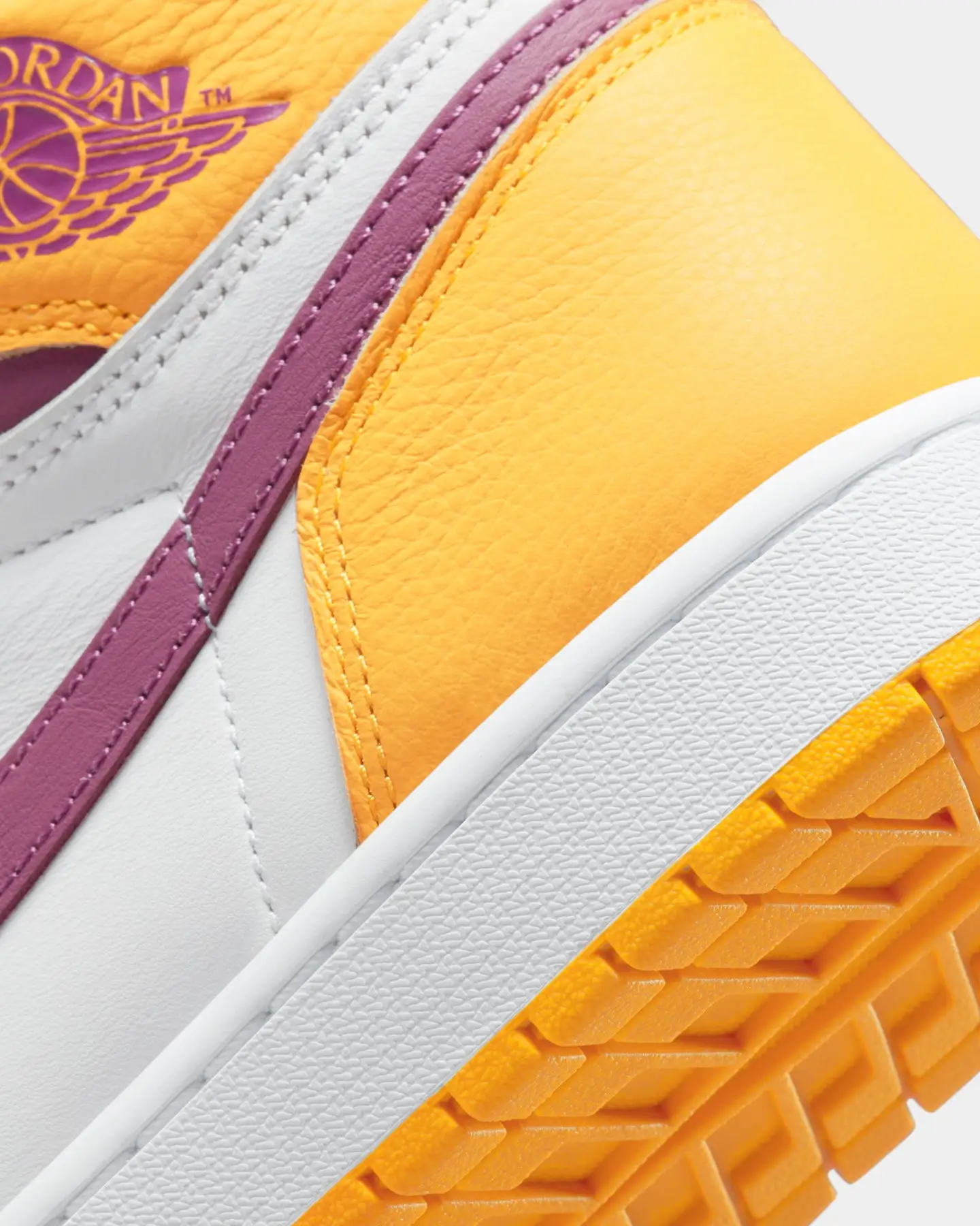 Jordan Air Jordan 1 Retro High OG 'Brotherhood' University Gold - Image 7